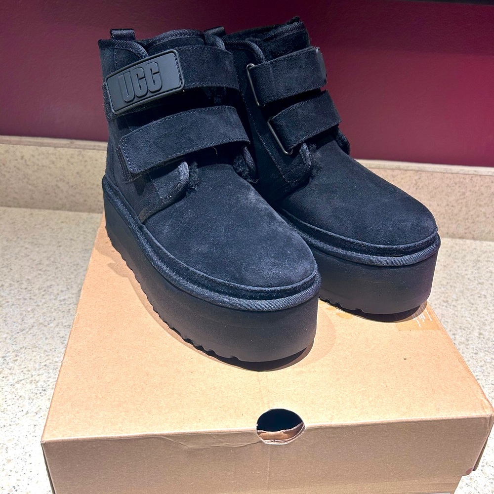 UGG Neumel Platform Chukka- Black Boots